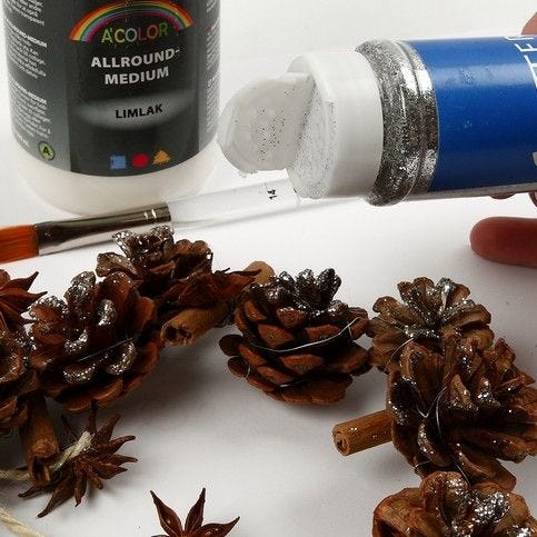 Barvanje storžev z bleščicami