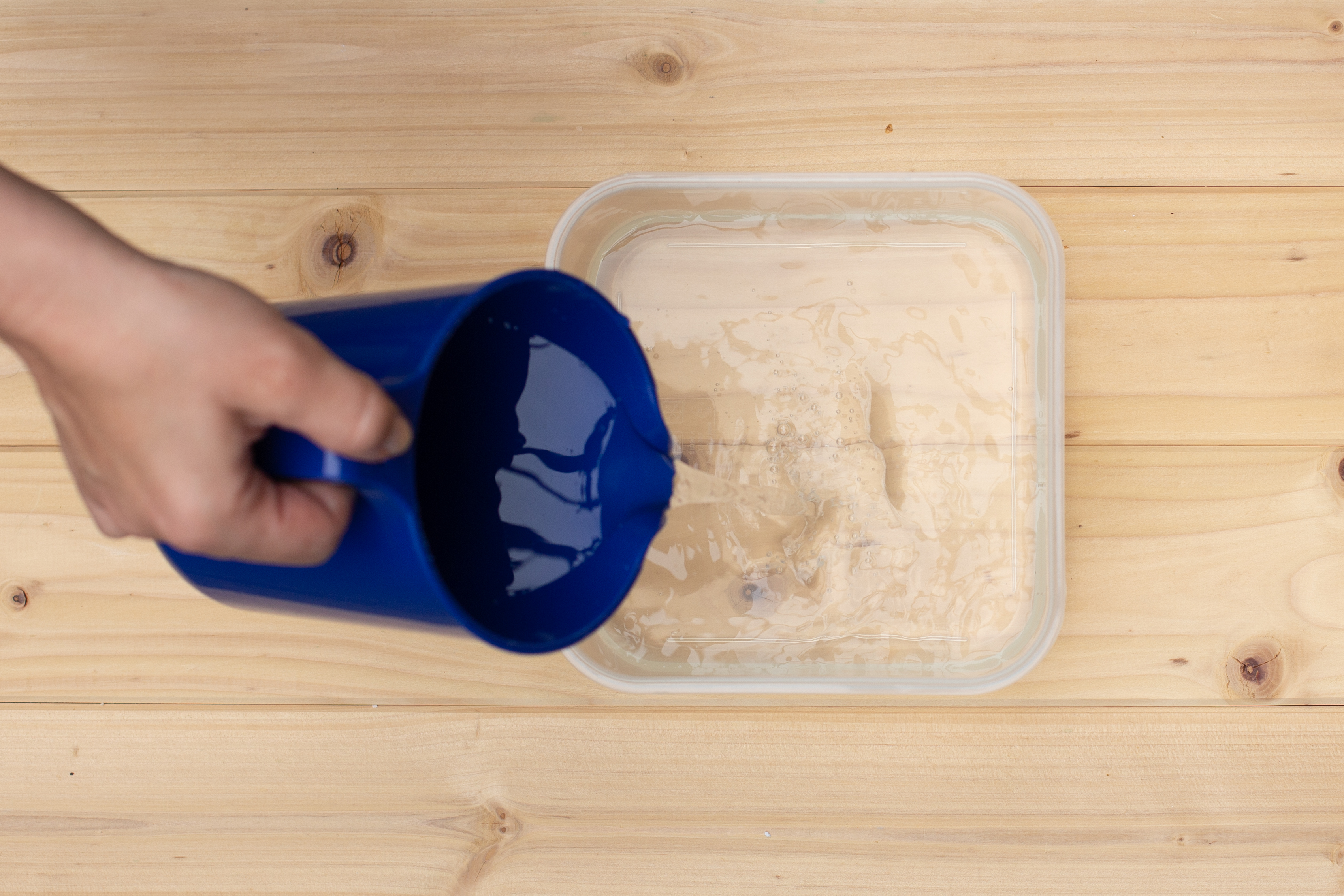 Posoda za marmoriranje napolnjena z vodo