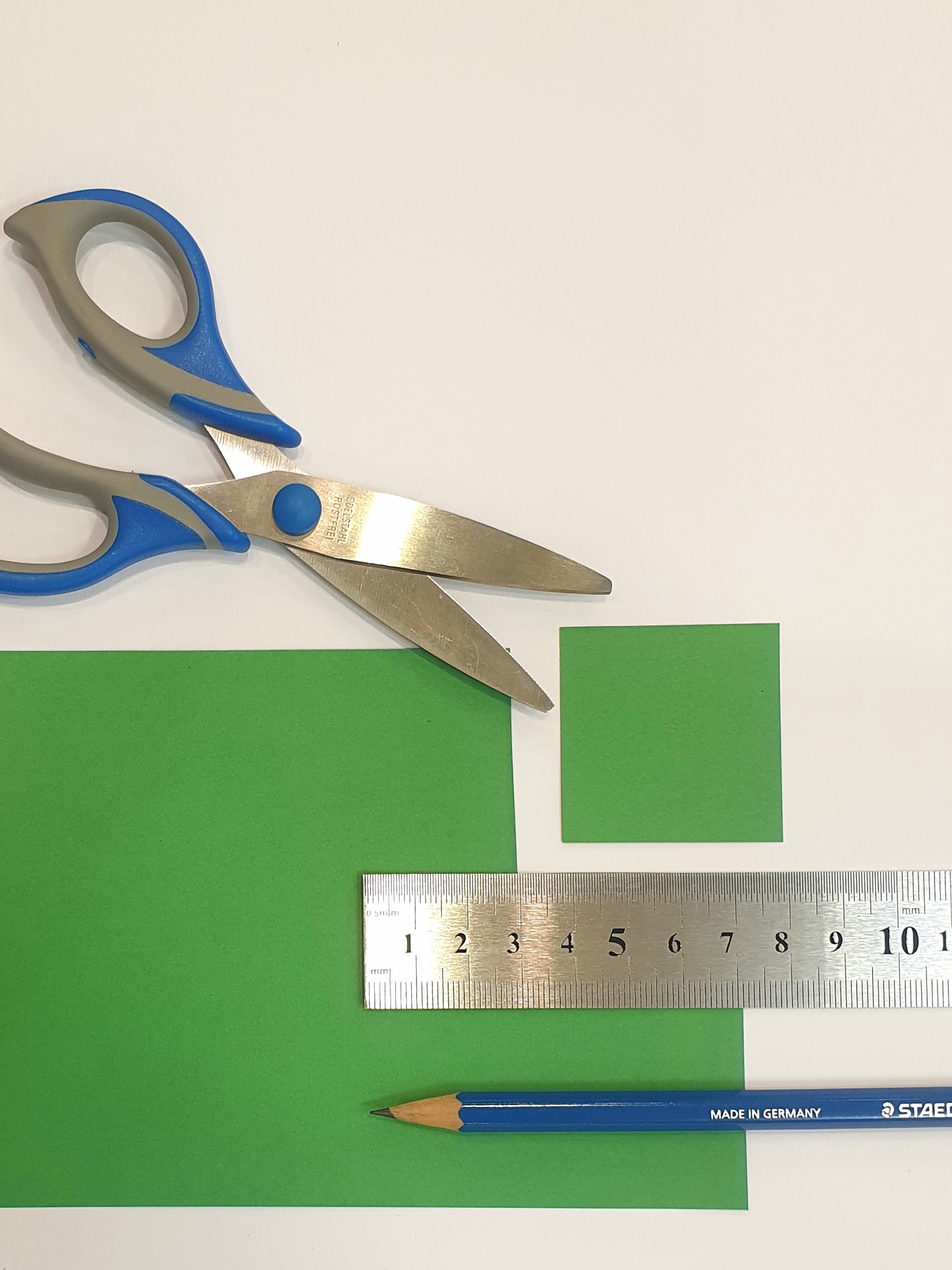 Izrezovanje barvnih kvadratov